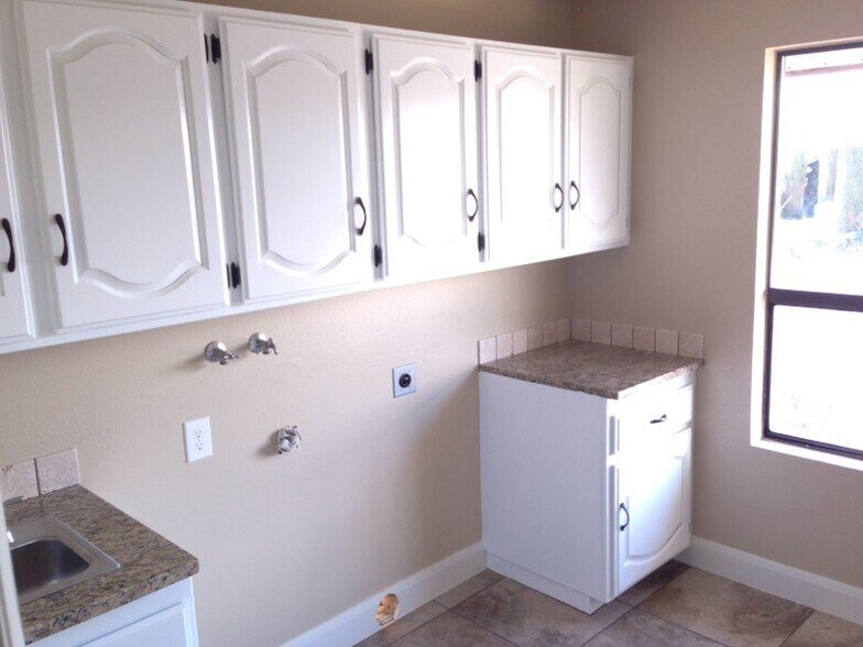 Building Photo - 910 E Fort Pierce Dr