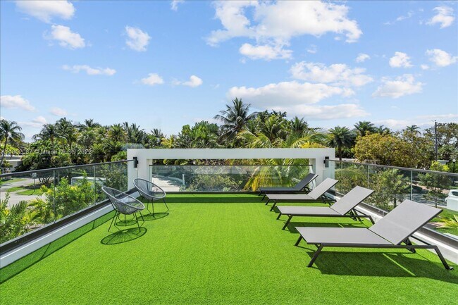 Building Photo - 1311 Bay Dr