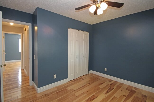 Building Photo - 1041 Oak View Ct