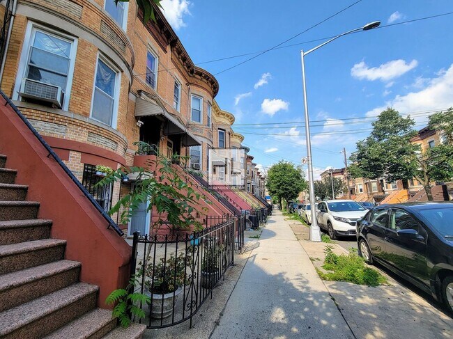 Building Photo - 70 AVENUE