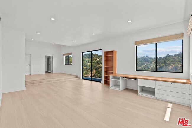 Building Photo - 3665 Alta Mesa Dr