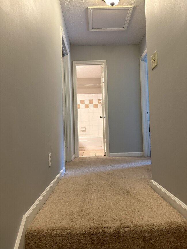 Building Photo - 3200 Seven Pines Ct