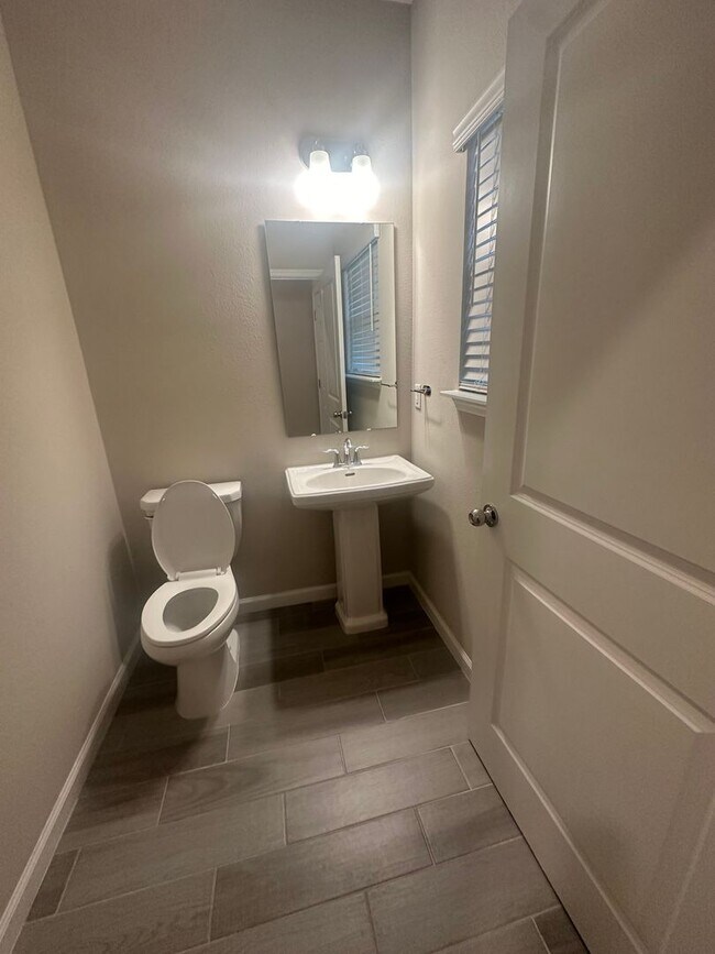 Building Photo - Coastal Townhouse, Beautiful Beach Walk Co...