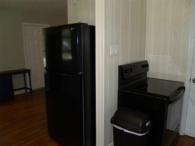 Building Photo - 11131 Woodside Dr
