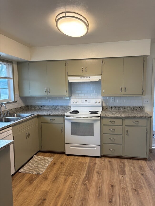 Building Photo - 749 1st St