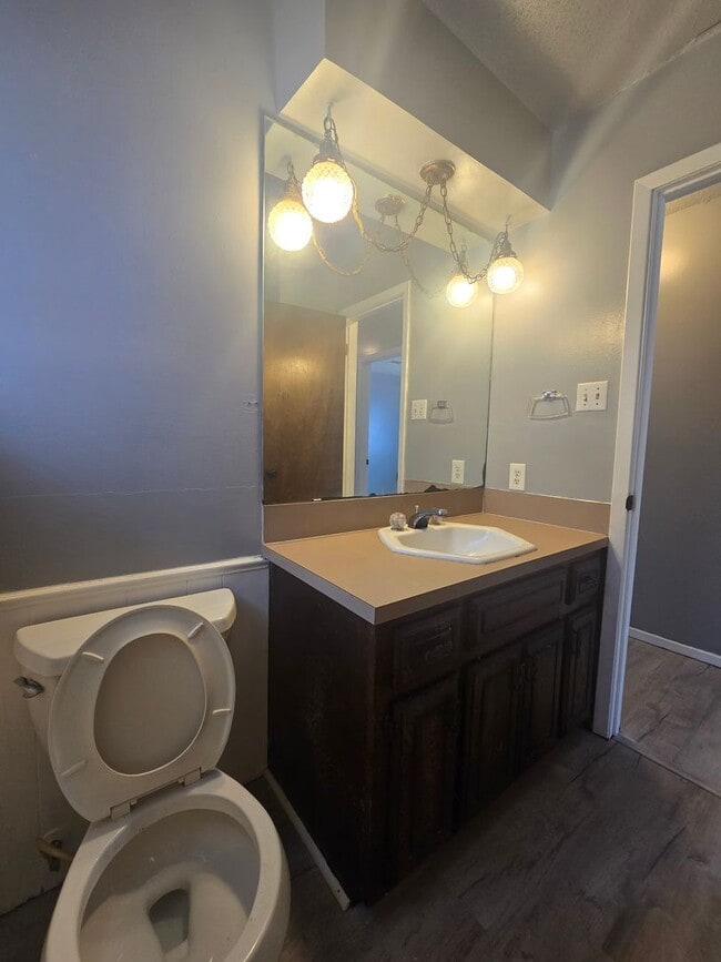 Building Photo - 3 Bedroom 1.5 Bath and 2 Garage home in Shawnee!