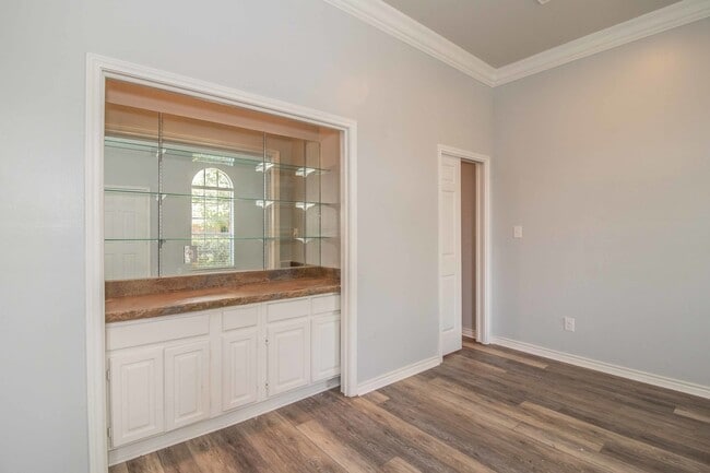 Building Photo - COMING SOON! Recently Renovated 1-Bedroom ...