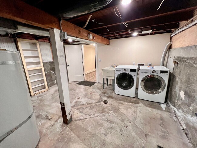 Building Photo - Gorgeous, Executive Living in Beautiful Ma...