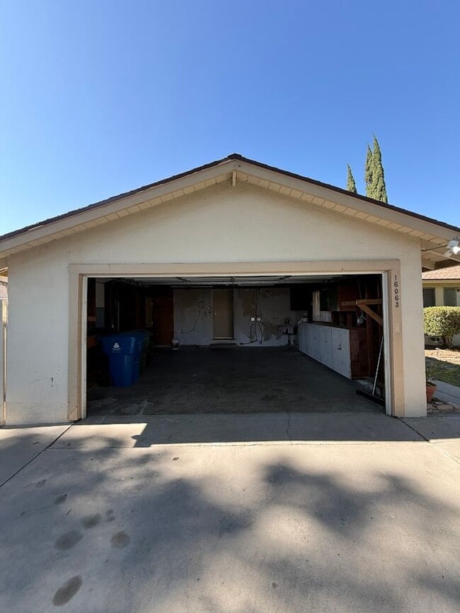 Building Photo - Beautiful 3 Bedroom, 2 Bathroom North Hill...