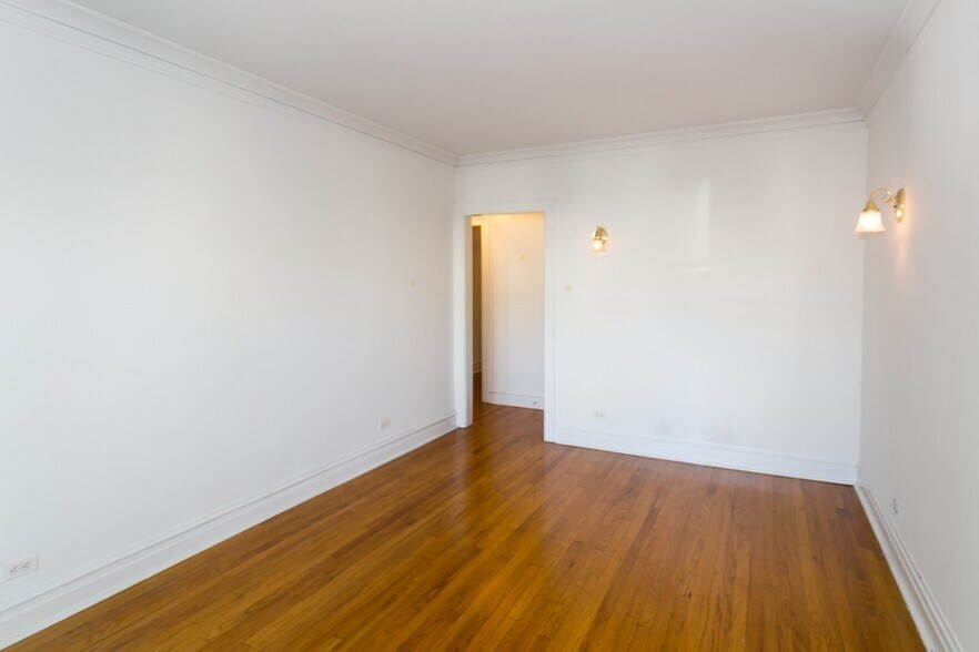 Building Photo - 1913 W Larchmont Ave