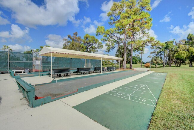 Building Photo - 4735 Lucerne Lakes Blvd
