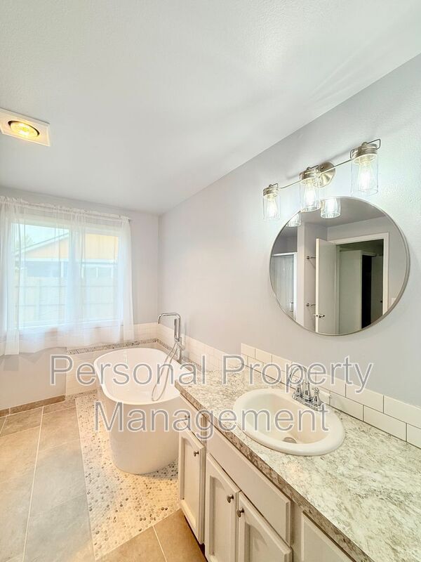 Building Photo - 10411 NE 66th St