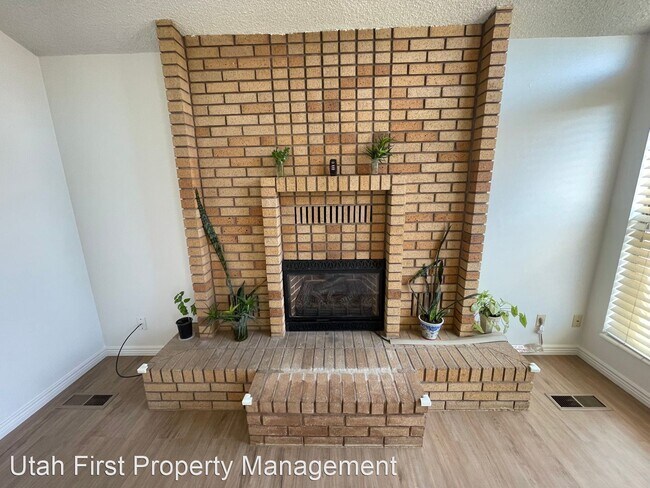 Building Photo - 4 br, 2.5 bath House - 2270 W Skyview Dr