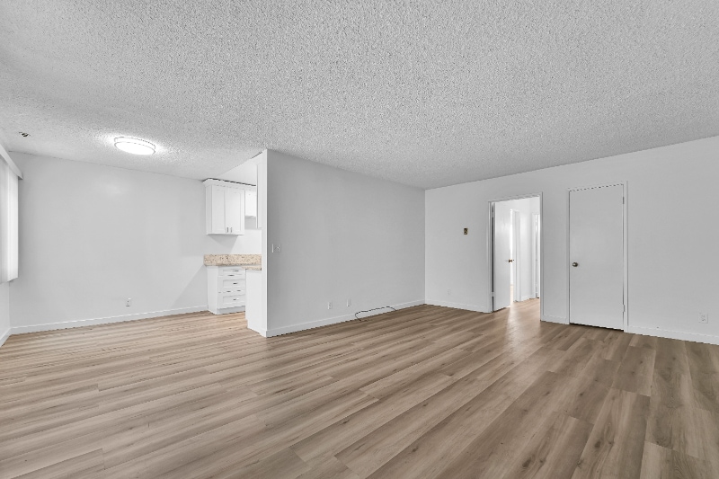 Building Photo - 1009 N Edinburgh Ave