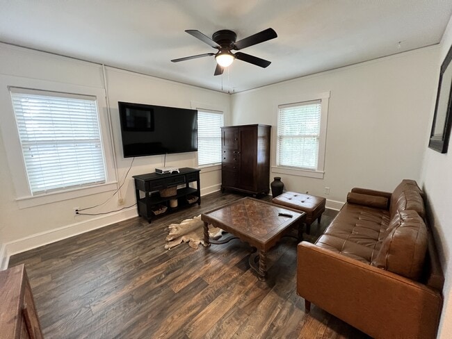 Building Photo - 317 De Soto St