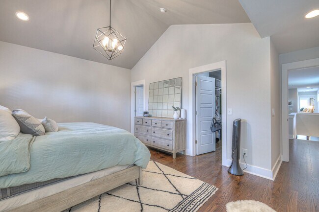 Building Photo - Luxurious 4BR Home Close to 12 South
