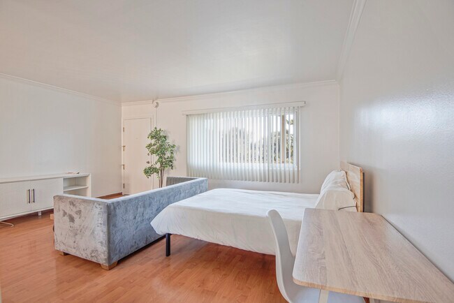 Building Photo - 5837 W 88th St