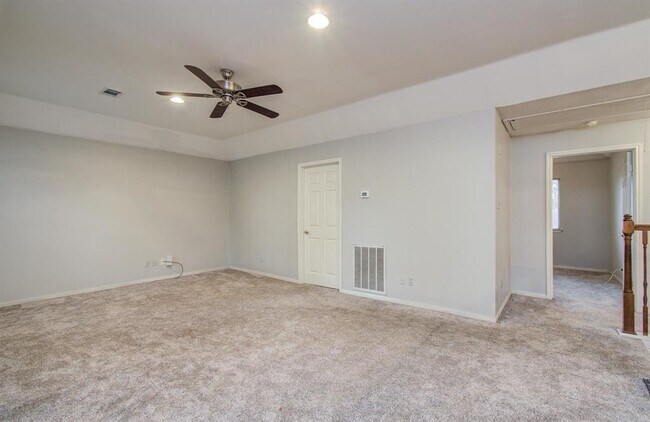 Building Photo - 5339 Holly View Dr