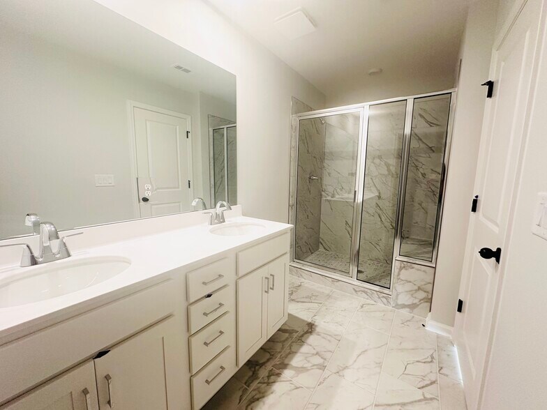 Building Photo - 853 York Aly