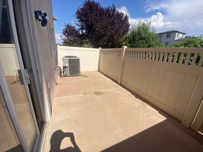 Building Photo - "Charming 3-Bedroom Townhouse with 2.5 Bat...