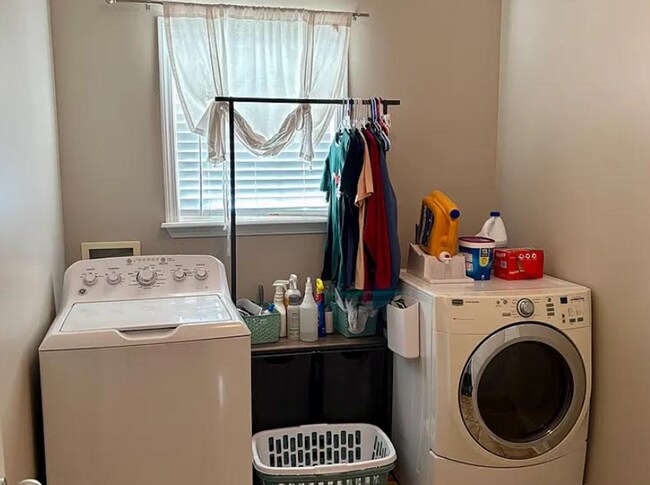 Building Photo - Spacious 4BR Home with Fireplace, Screened Porch & Privacy-Fenced Yard