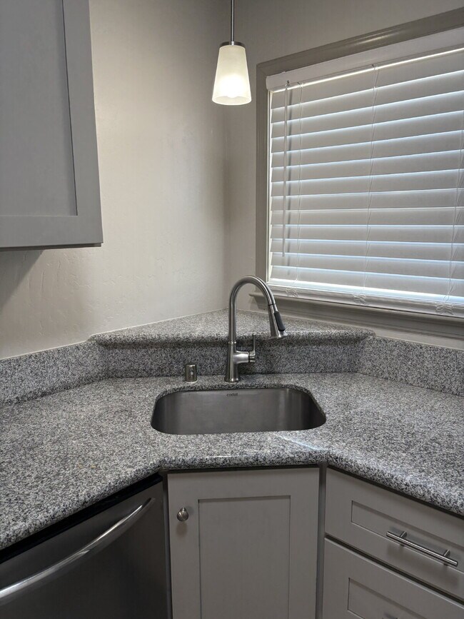Building Photo - MOVE IN SPECIAL ***Reduced rent with immed...