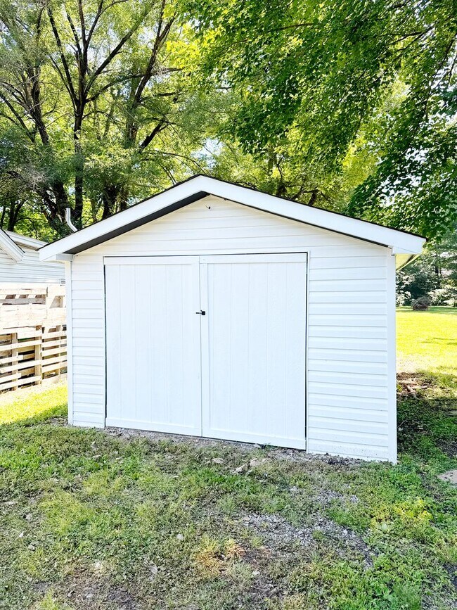Building Photo - Move In Ready....4748 Warnock Ave