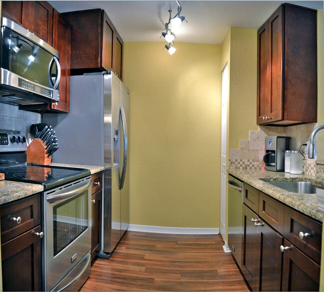 Building Photo - Luxury 2 bedroom 2 bathroom condo with lak...