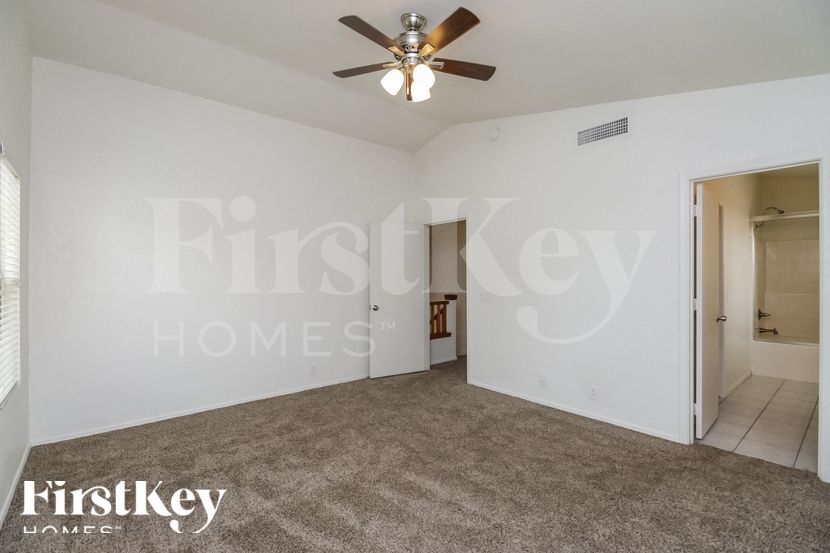 Building Photo - 1562 E Oakland St