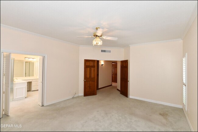 Building Photo - 1004 Los Jardines Cir