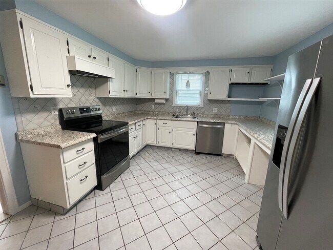Building Photo - 412 Lyndale Dr