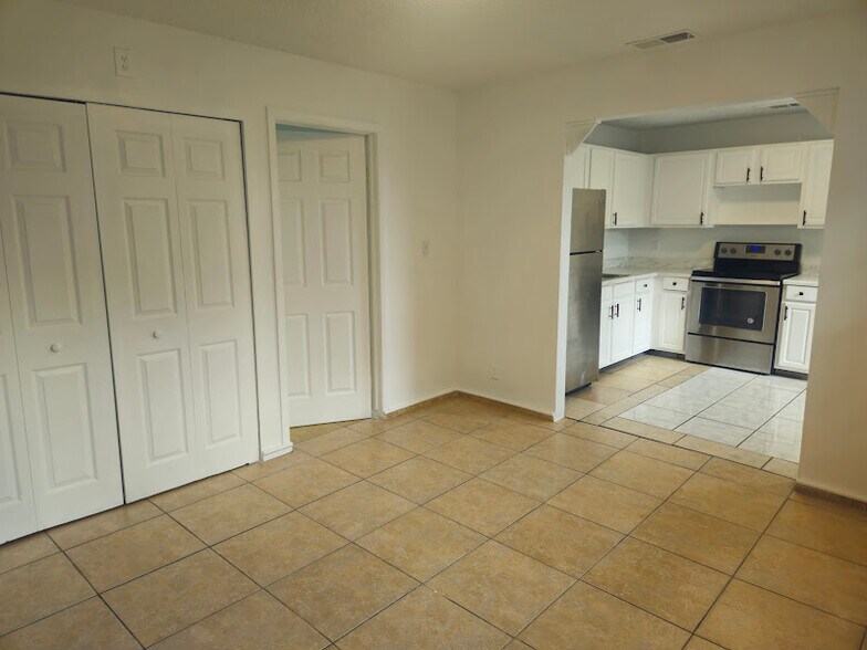 Building Photo - 1109 E Okaloosa Ave