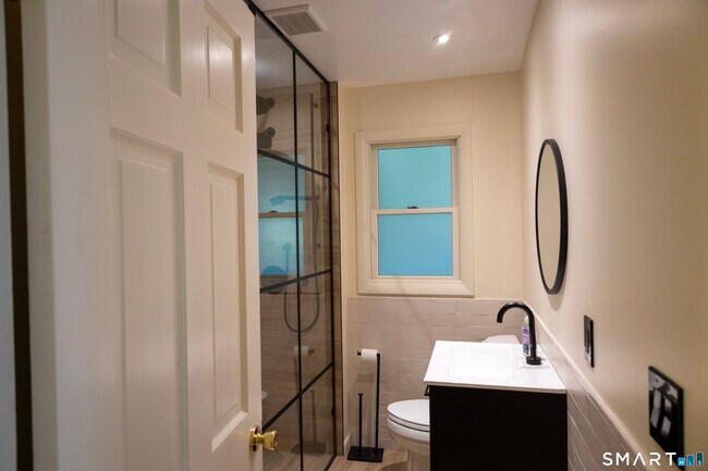 Building Photo - 18 Pinewood Shores