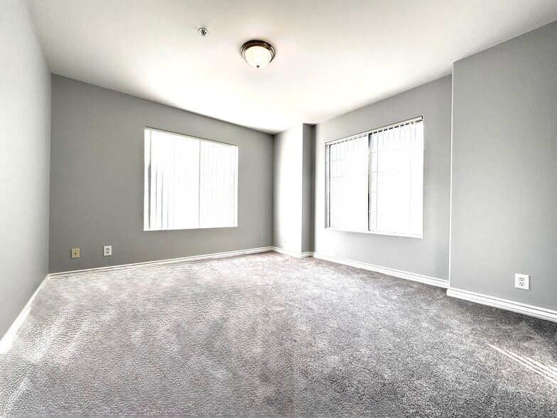 2nd bedroom with multiple large windows - 27 Hampton Ct