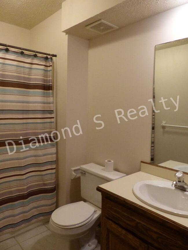 Building Photo - Spacious 2 Bedroom Duplex in Nixa!