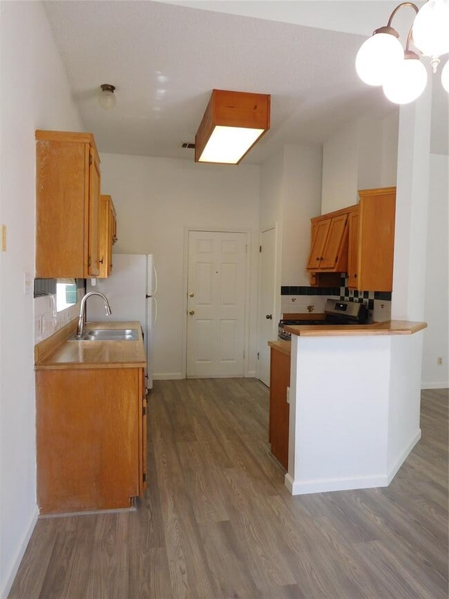 Building Photo - 2202 Quiet Wood Dr