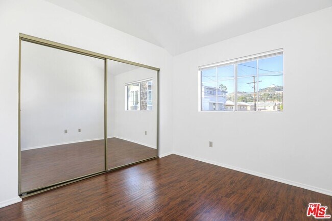 Building Photo - 1753 N Kenmore Ave