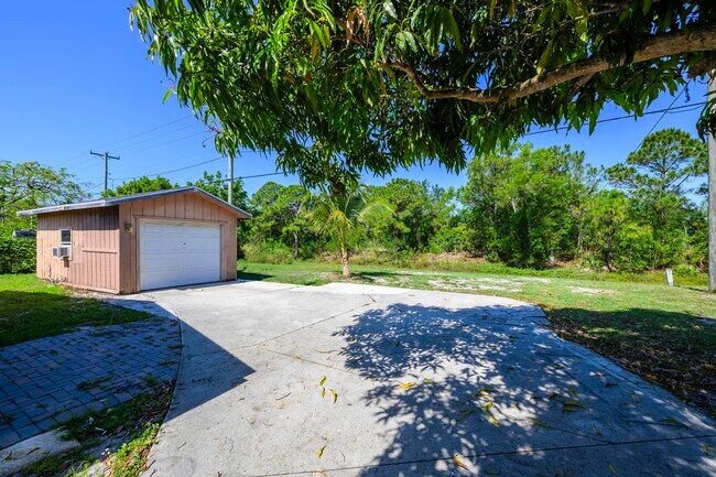 Building Photo - 280 NW Airoso Blvd
