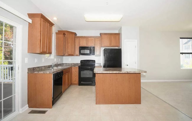Building Photo - Beautiful End-Unit Townhome in Tanyard Spr...