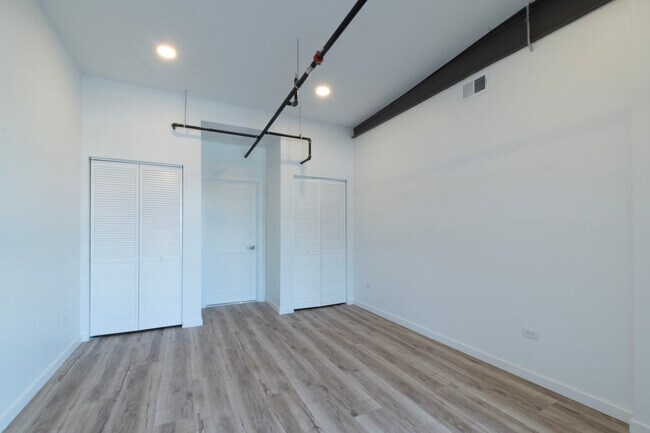 Building Photo - 2202 Lombard Ave