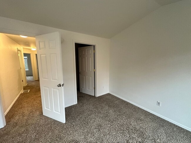 Building Photo - Convenient Beaverton Townhome!