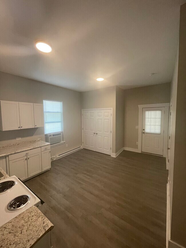 Building Photo - 119 S Pine St