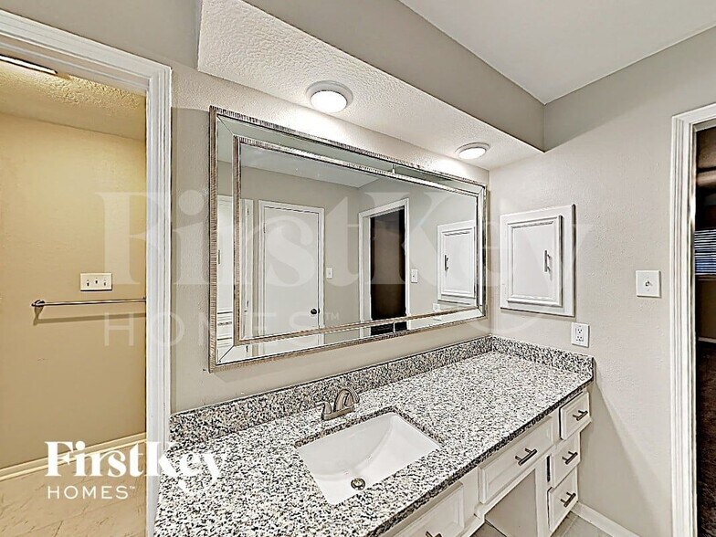 Building Photo - 2511 Riverlawn Dr