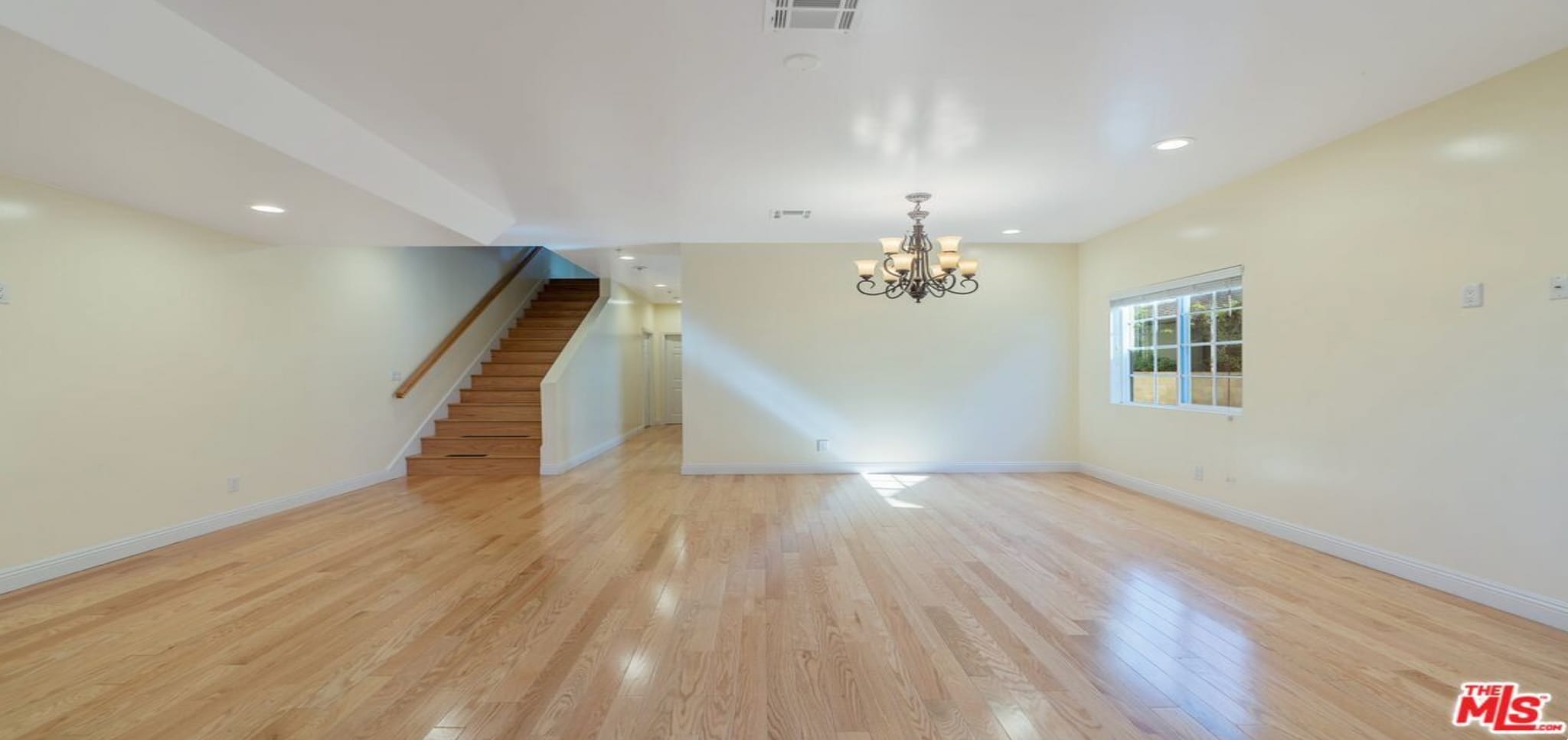 Building Photo - 2020 Hillcrest Dr