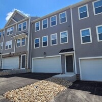 Building Photo - Beautiful 3 Bedroom Townhome in Delmont, P...