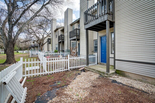 Building Photo - RIVER CROSSING ATX - 2BD/2.5BA - TOWNHOUSE - NEAR DOWNTOWN - NEW INTERIOR - $1495