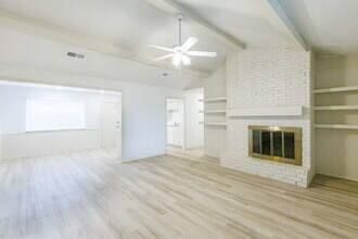 Building Photo - Beautifully Updated Duplex in South Lubbock!