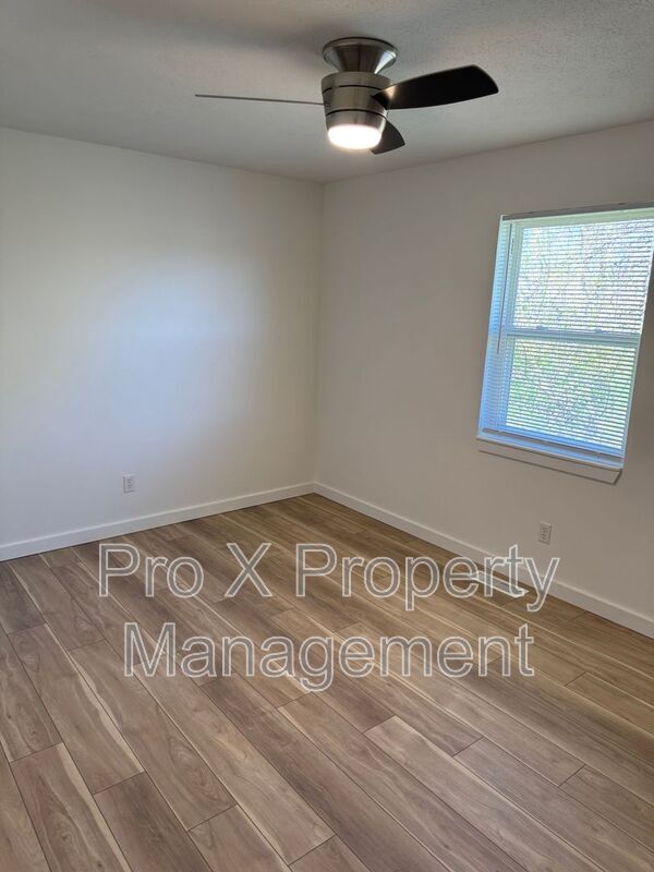 Building Photo - 615 E Bain St