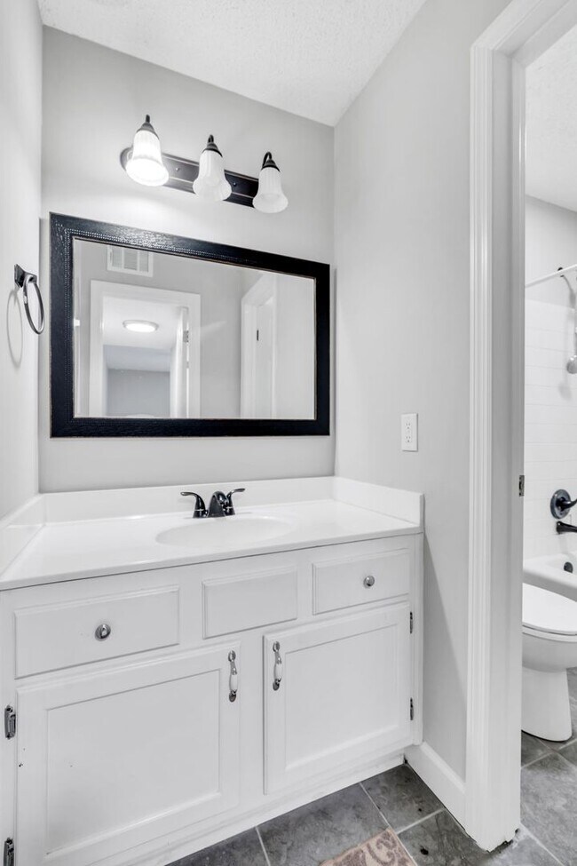 Building Photo - Bellemeade Highlands Condo