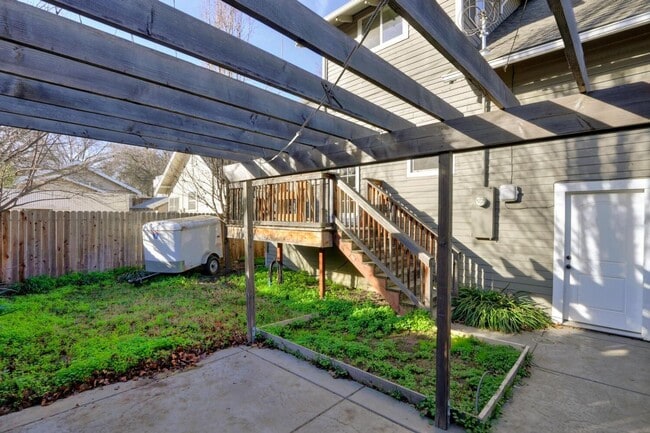 Building Photo - Beautifully Renovated 5 Bedroom Midtown Home